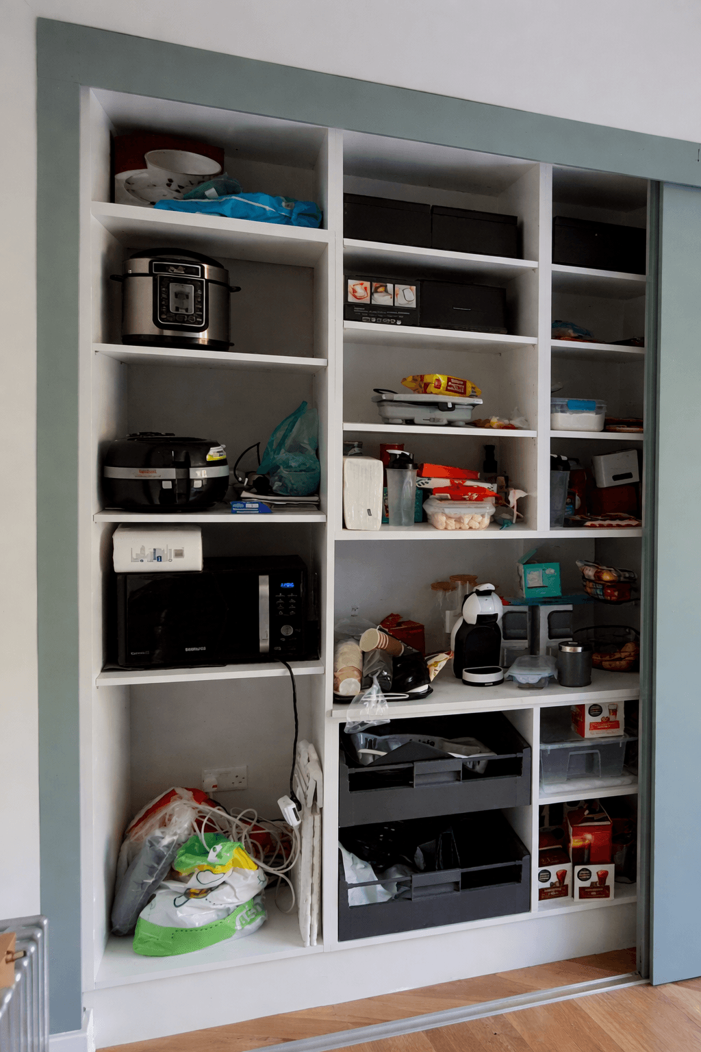 Bespoke fitted bookcase by Convert Spaces Ltd